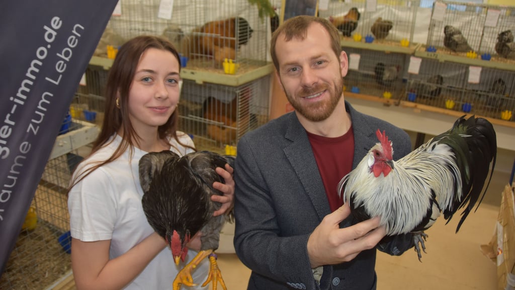 Lea-Sophie Piltz und Kai Lange präsentieren stolz ihre preisgekrönten Tiere bei der 60. Vereinsschau des RGZV „Roland“ in Haldensleben.