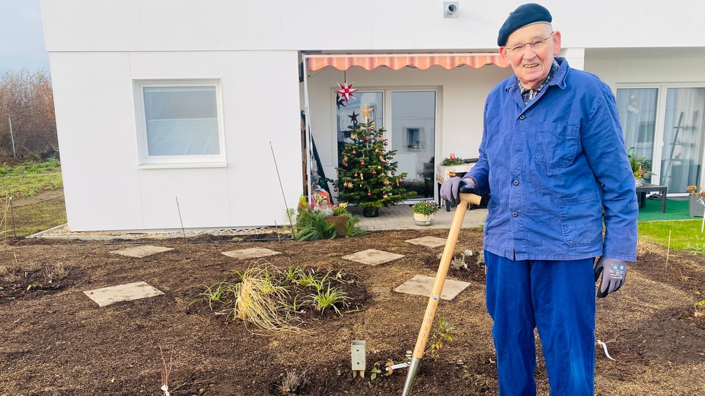 Der 85-jährige Lutz Wilke hilft bei der Pflanzung rund um den Senioren-Wohnpark von Humanas in Magdeburg-Diesdorf. 
