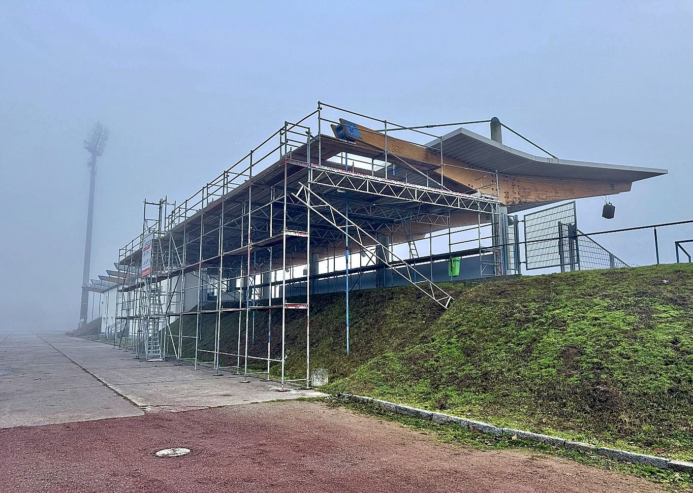 Arbeiten am Dach: Vor Rugby-Länderspiel im Februar - Sanierungsmaßnahmen im Greifzu-Stadion Dessau gehen weiter