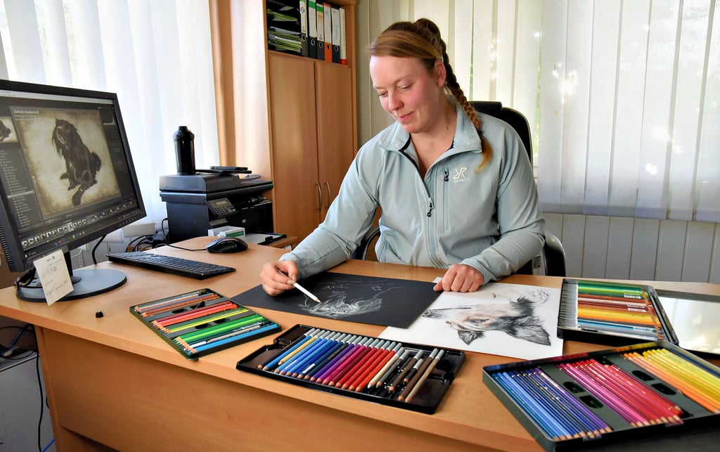 Mit weißem Stift auf schwarzem Papier zu zeichnen, liebt Karoline Doll genauso, wie Farben einzusetzen.