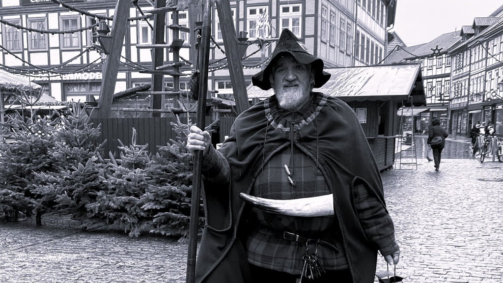 Rudolf Nüchterlein, seit Jahrzehnten als Wernigerodes Nachtwächter bekannt, ist im November 2025 gestorben.