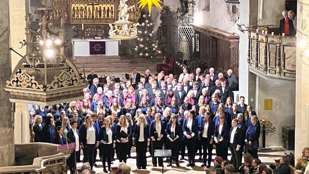 Alle Chöre der Stadt Sangerhausen und die Orgelspielerin Finja Schendzielorz erhalten nach dem Konzert im Kerzenschein den verdienten Beifall des Publikums in der Jacobikirche. 