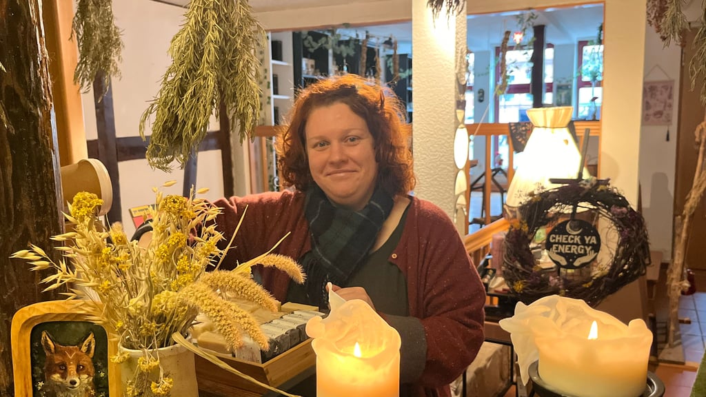 Die Halberstädterin Julia Wirth verkauft in ihrem Laden „Zaubergarten“ in der Voigtei besondere Dinge. Sie mischt selbst Tees und Gewürzmischungen und bietet Räucherwerk an.