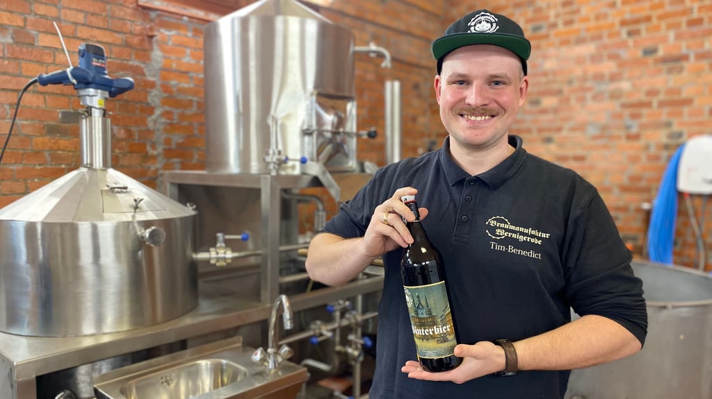 Das Winterbier der Braumanufaktur Wernigerode ist gerade sehr gefragt. Gebraut wird es von Tim Benedict Rathsack.