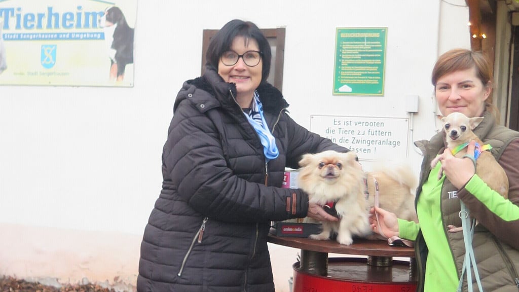 Kerstin Liebau-Schlüfter (links) bei der Übergabe der Spenden an Tierheimleiterin Nancy Behler. Auf dem Foto sind auch die beiden Hunde Paula und Mausi zu sehen, die das Tierheim gerne zusammen vermitteln würde.