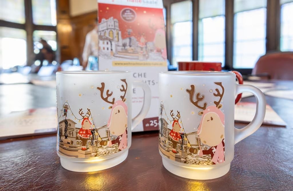 Vergriffen: Die neue Weihnachtstasse aus Milchglas mit Finni-und-Rudi- sowie Domplatz-Motiv ist vergriffen. Die Stückzahl war auf 2.500 limitiert.