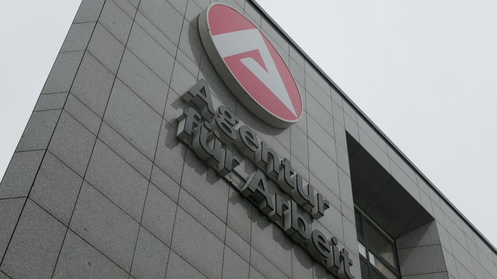 Mit Hilfe und Härte sollen die Behörden den Hilfebeziehenden begegnen. (Archivfoto)