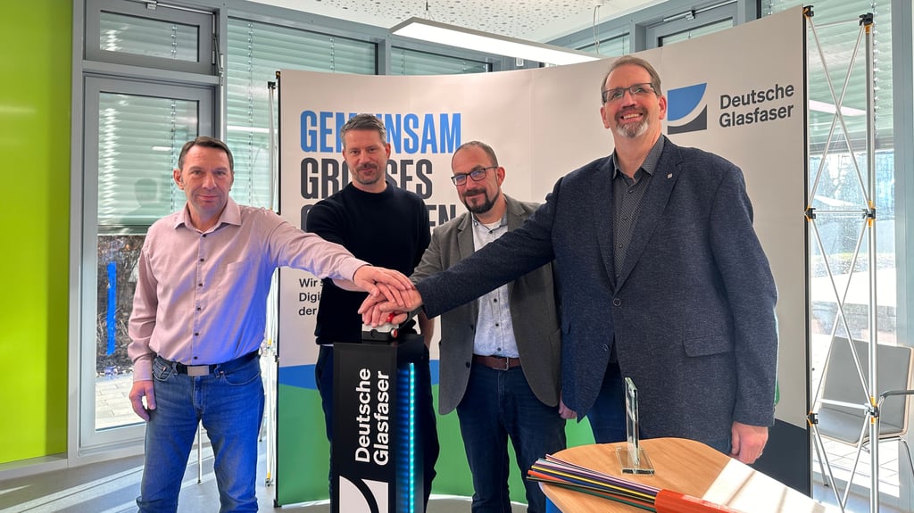 Sachbearbeiter für Tiefbau Hardy Kühne, Projektmanager Denis Rosenkranz sowie Gemeindebürgermeister Kay Gericke und Regionalmanager Jörg Rothbarth drücken im Biederitzer Rathaus den Startknopf für schnelles Internet (v.l).