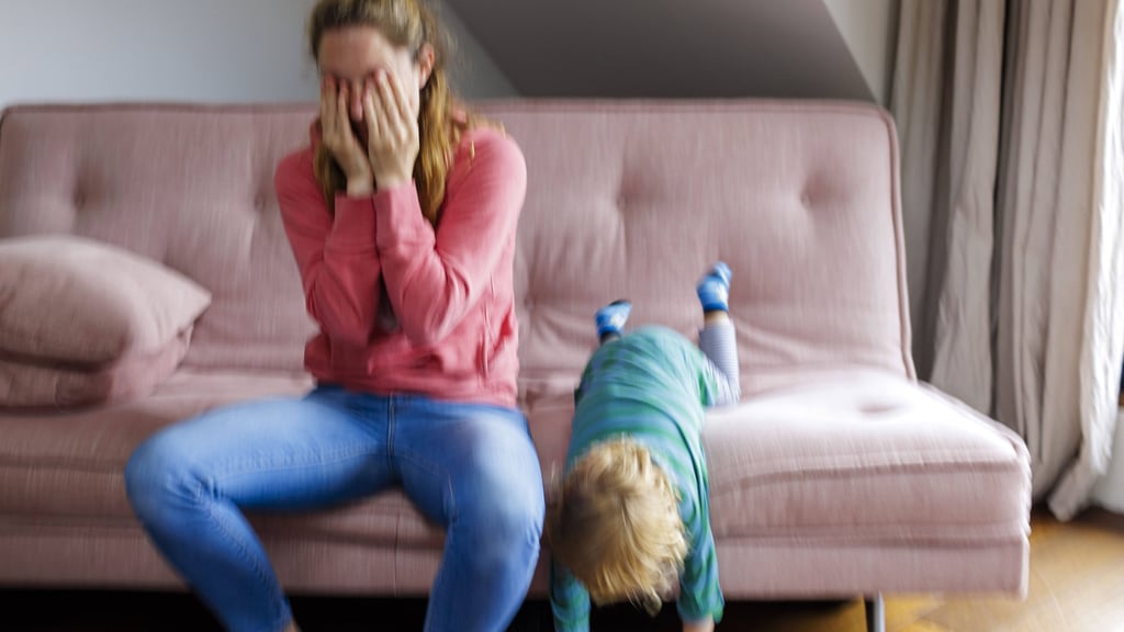 Bereute Elternschaft gilt nach wie vor als tabuisiertes Gefühl, besonders für Mütter.