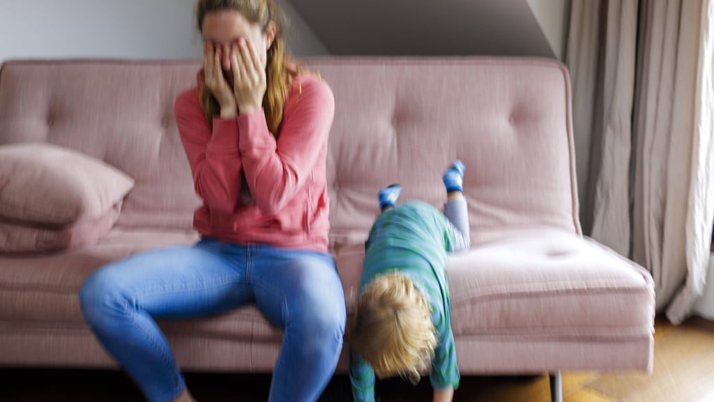 Bereute Elternschaft gilt nach wie vor als tabuisiertes Gefühl, besonders für Mütter.