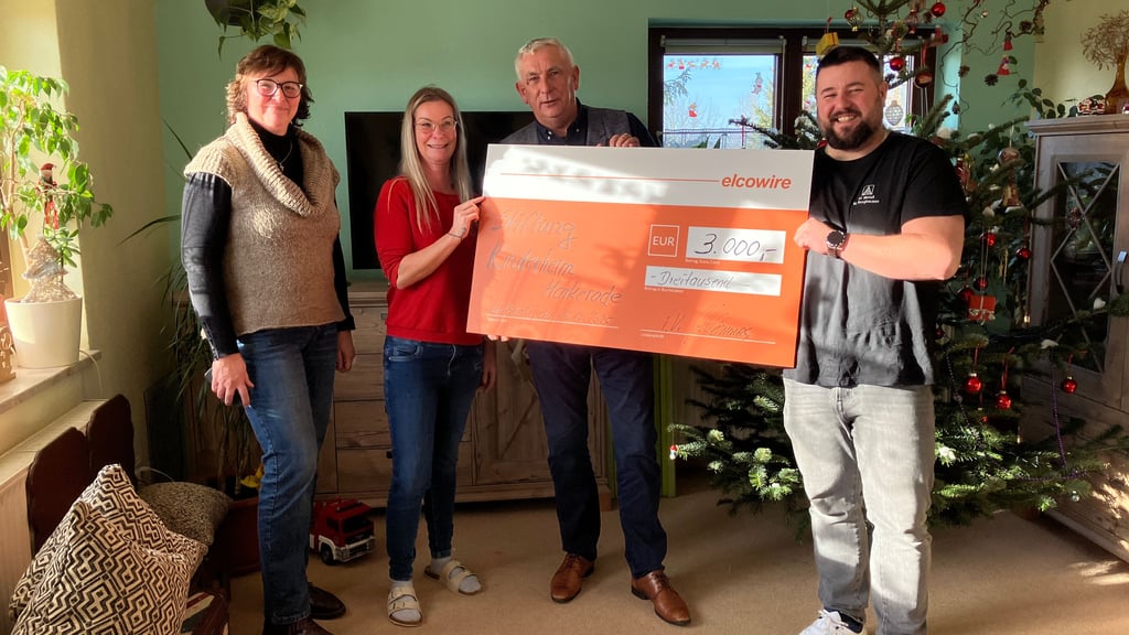 Die Firma Elcowire aus Hettstedt spendet für das Kinderheim in Harkerode. Melissa Kommas (li.) und Mario Burghausen  (re.) überreichen den Scheck an Yvonne Polarccyk und Torsten Fricke.