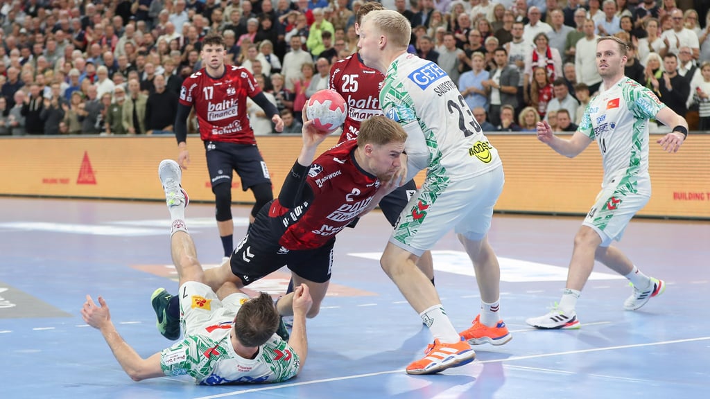 Beim Bundesliga-Duell im November waren Simon Pytlick (am Ball) und Marko Grgic (hinten) mit je sieben Toren beste SG-Schützen. Im Pokal-Viertelfinale wollen Magnus Saugstrup und Co. die Rückraumspieler frühzeitig stoppen.
