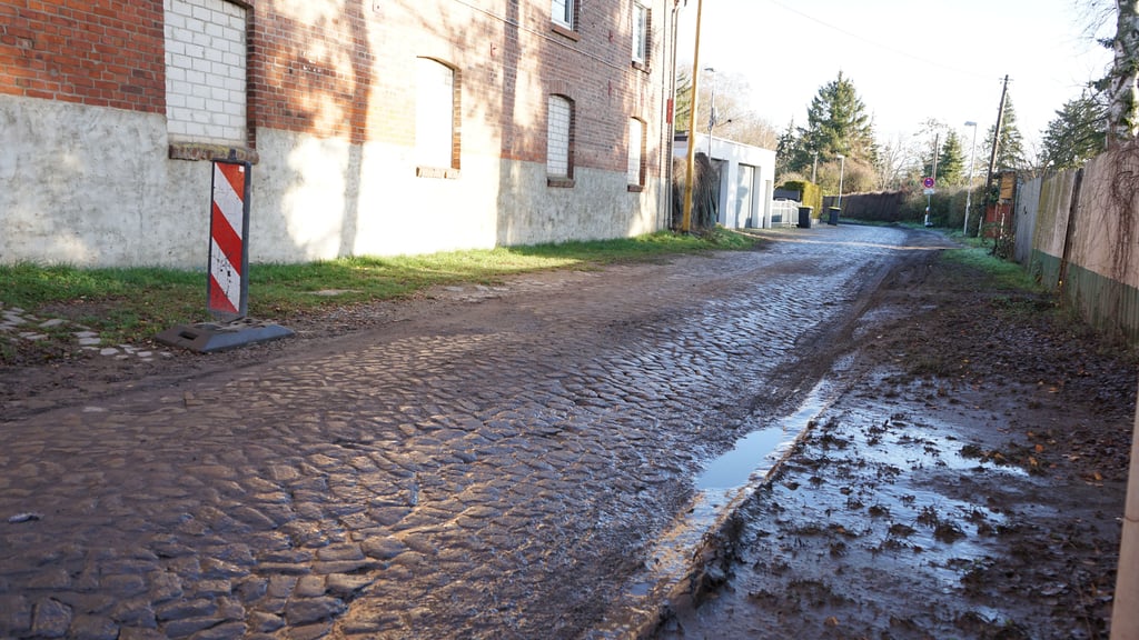 Die Fabrikstraße ist derzeit Umleitung, doch das Miteinander von Anwohnern und großen Fahrzeugen ist gefährlich.