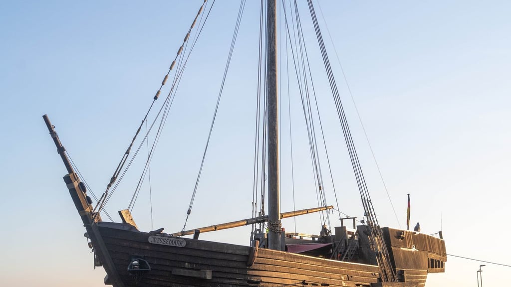 Im Trockenen: Poeler Kogge „Wissemara“ steht auf dem Schiffslift im maritimen Gewerbepark Volkswerft.
