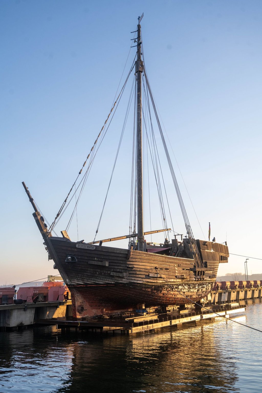Im Trockenen: Poeler Kogge „Wissemara“ steht auf dem Schiffslift im maritimen Gewerbepark Volkswerft.