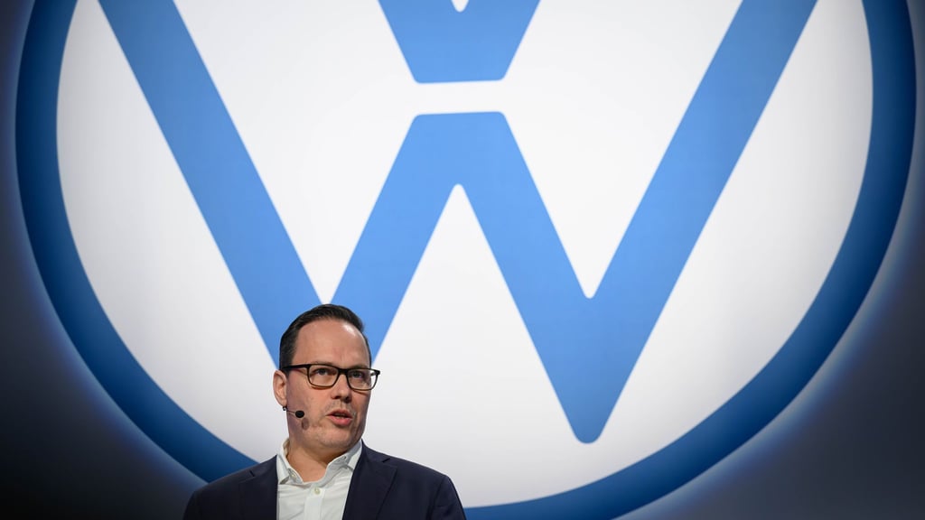 Sachsens Wirtschaftsminister Dirk Panter warnt vor einer Abkehr vom bisherigen Kurs beim geplanten EU-Verbrenner-Aus ab 2035. (Archivbild)