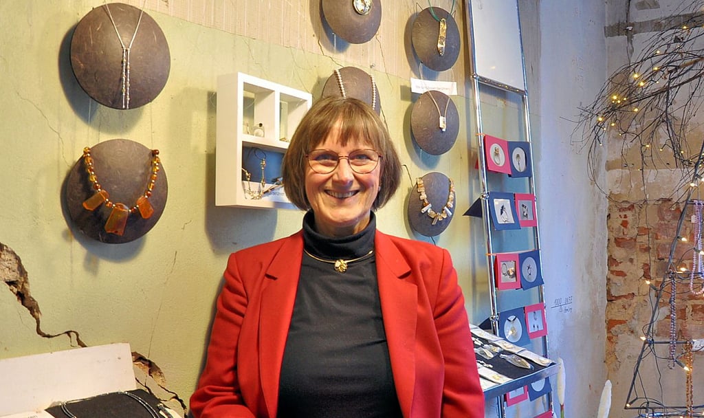 Iris Weißer bietet in ihrem Geschäft in Stendal ihre Unikate und weiteren Schmuck an. 