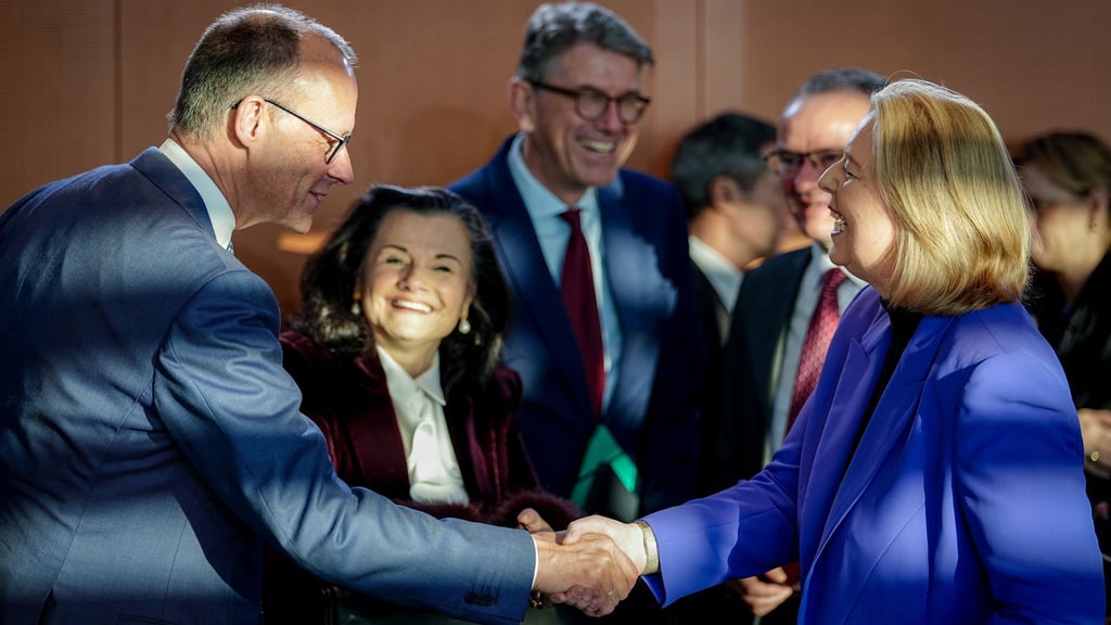 Kanzler Merz und Ministerin Bas wirken im Kabinett zufrieden.