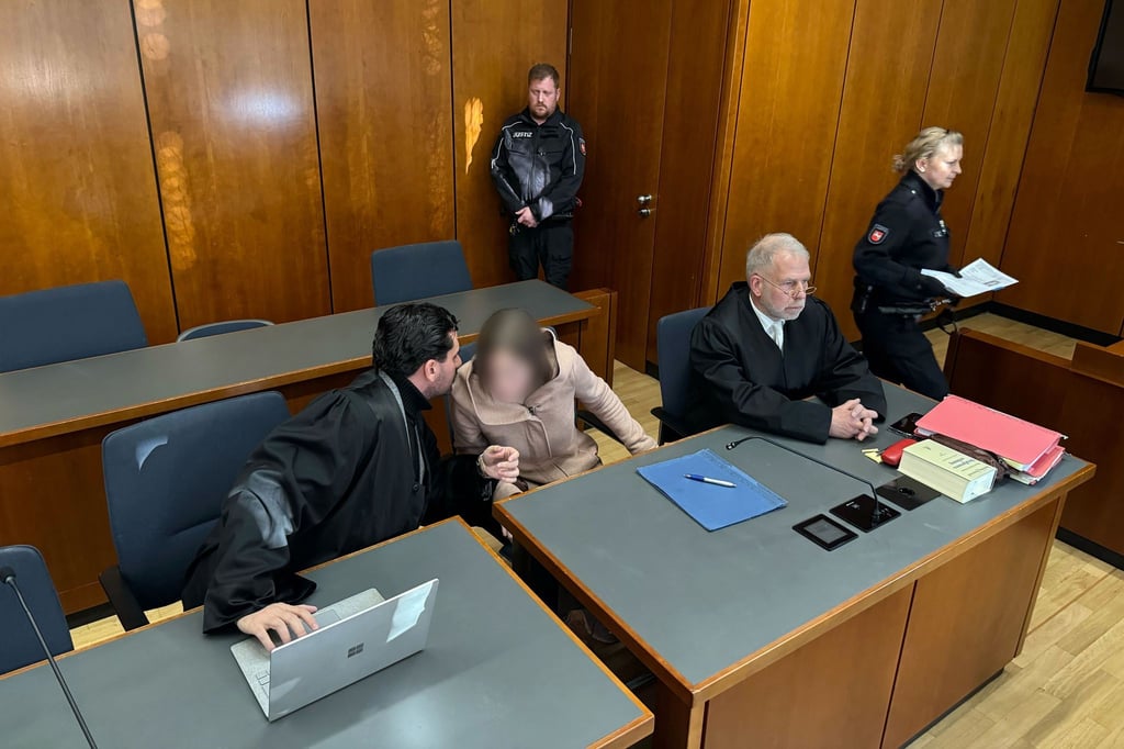 Die Angeklagte spricht mit ihrem Anwalt.