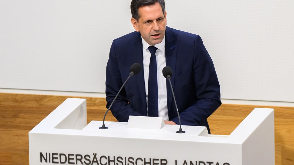 Ministerpräsident Lies sieht es als Aufgabe der Länder an, die kommunalen Kliniken nicht noch stärker zu belasten. (Archivbild)