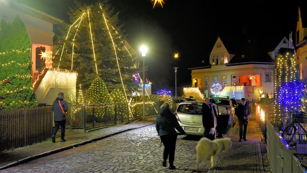 Zum ersten Mal schweben  auch Herrnhutersterne über der Barbyer Hansastraße. Das kommt, weil sich die gegenüberliegenden Nachbarn einigig sind und von Haus zu Haus ein Seil spannen. 
