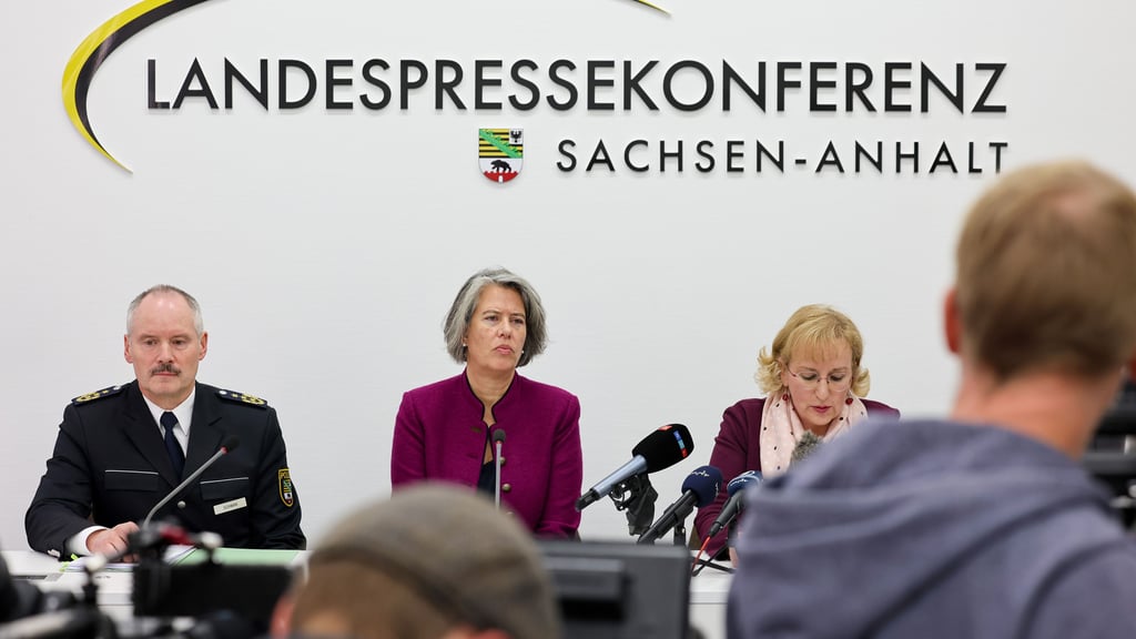 Sie halten den 21-Jährigen für terrorverdächtig: Innenministerin Tamara Zieschang (CDU, Mitte), LKA-Chefin Birgit Specht und Landespolizeidirektor Mario Schwan.