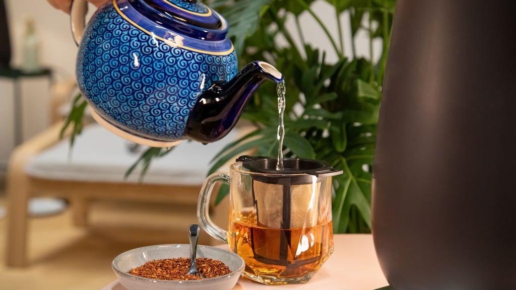 Der Tee mit besonderem Aroma: Rooibos schmeckt süßlich wie Schwarztee, ist aber koffeinfrei.