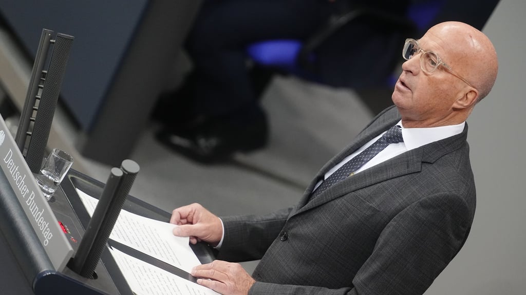 In seiner Rede zum neuen Wehrdienst-Gesetz kritisierte Rüdiger Lucassen (AfD) seinen Parteifreund Björn Höcke und wirft ihm vor.