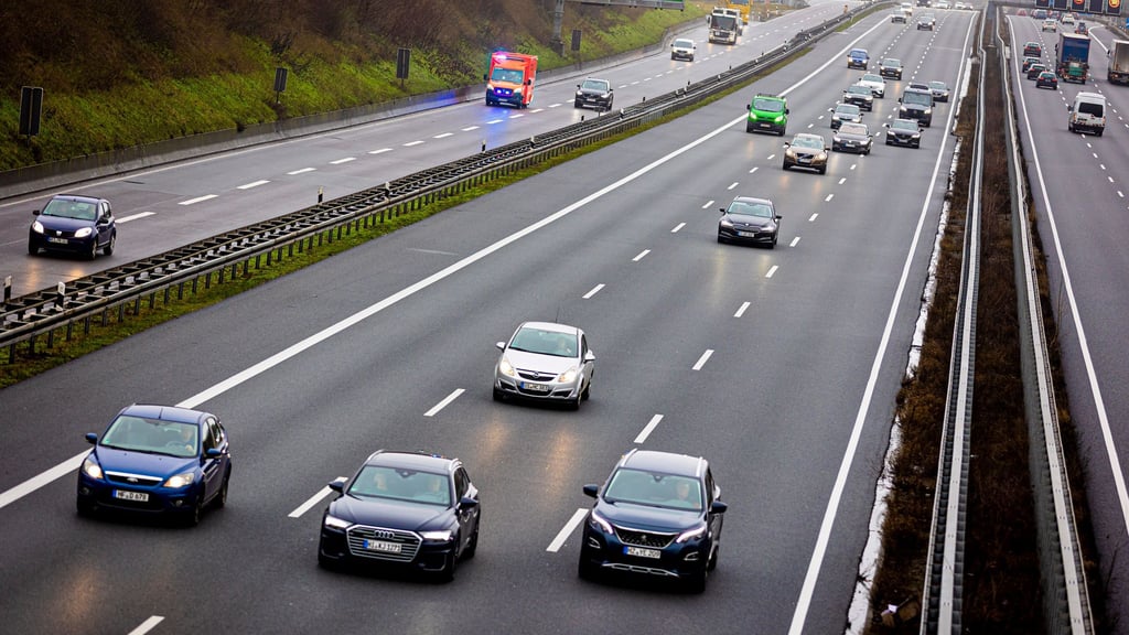 Wer in den Weihnachtsferien mit dem Auto unterwegs ist, sollte seine Fahrtzeiten gut planen. (Archivbild)