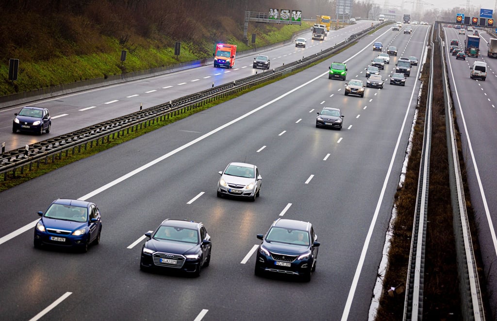 Wer in den Weihnachtsferien mit dem Auto unterwegs ist, sollte seine Fahrtzeiten gut planen. (Archivbild)