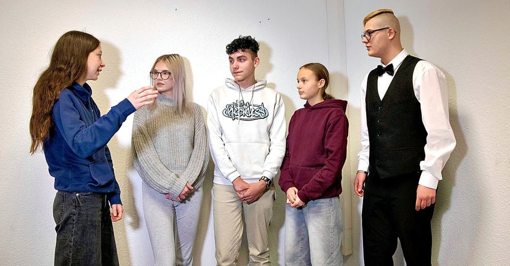 Lena Görk, Mira Saschenbrecker,  Leon Rodemann, Josephina  Schuber, Lucas René Zech (v.l.n.r.) haben  mit der MZ über den Wehrdienst gesprochen.