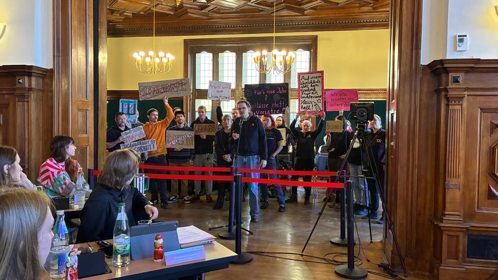 Freie Träger aus dem sozialen Bereich in Halle protestierten am Mittwoch während der Stadtratssitzung gegen geplante Kürzungen.