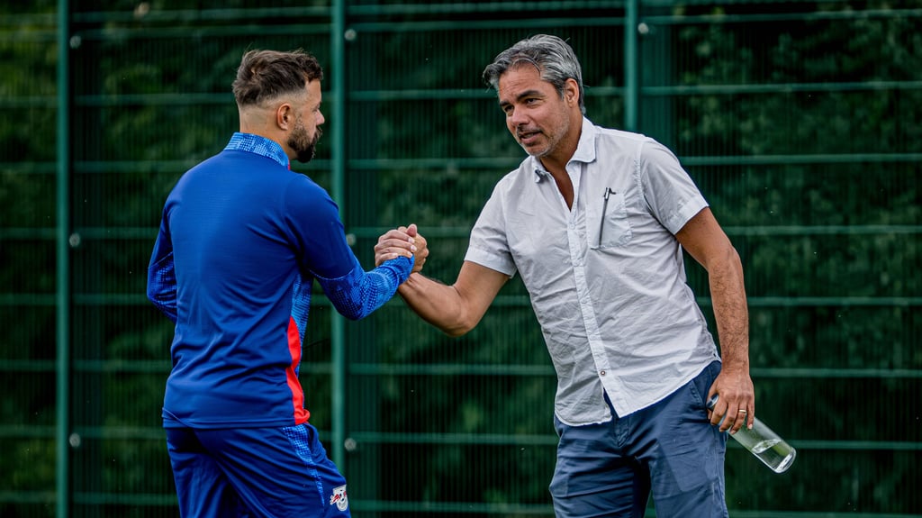 David Wagner (r.) und Leipzigs U19-Trainer Sebastian Heidinger.