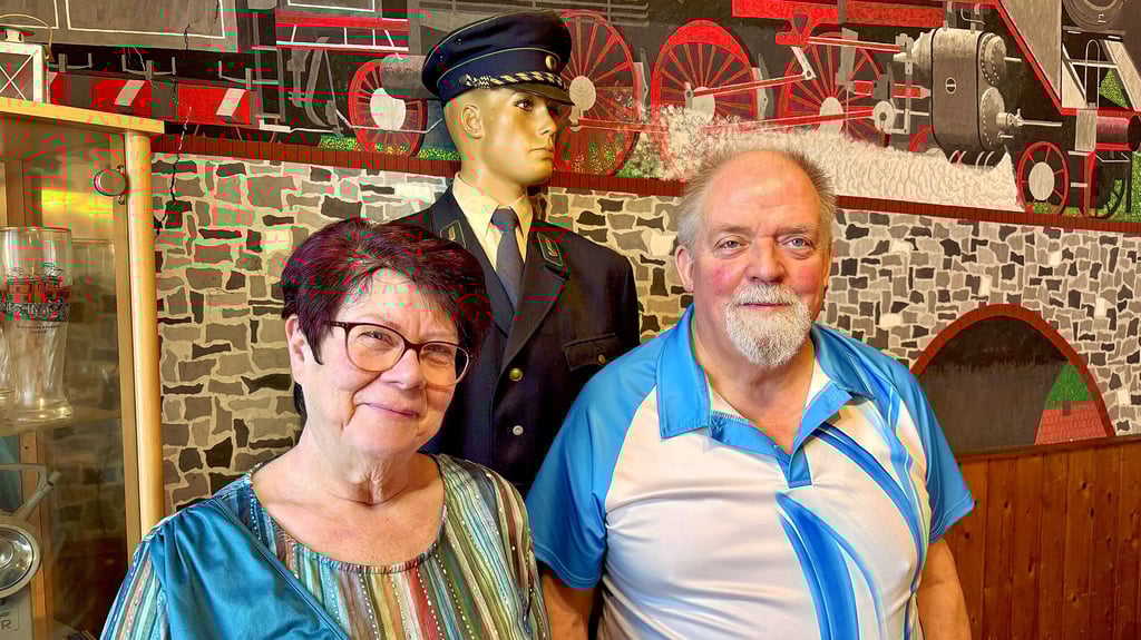 Zwischen Steffi und Uwe Dietrich steht „Paul“ als  Maskottchen des  Speiselokals  „Zum Alten  Eisenbahner“ in  Zahna. 