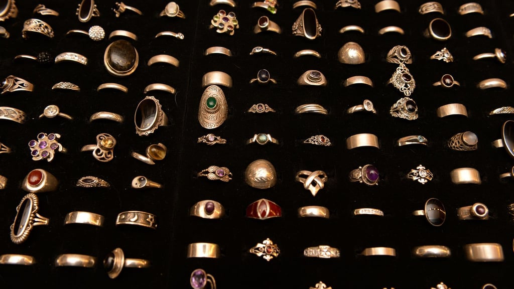 Wer für ein Event einen echten Hingucker sucht, kann zugunsten der Nachhaltigkeit Goldschmuck auch leihen oder mieten.