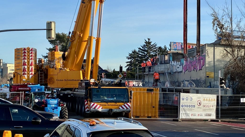 An der Brenneckestraße wurde mit dem Aufbau der Behelfsbrücken für den Magdeburger Ring begonnen. Hier musste wie an mehreren anderen Stellen die alte Brücke wegen Einsturzgefahr abgerissen werden.&nbsp;