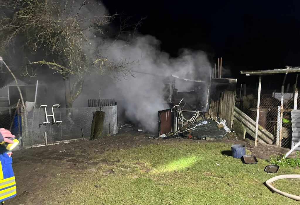 In Behrendorf bei Werben (Elbe) hat am frühen Mittwochmorgen, 17. Dezember 2025, ein Schuppen gebrannt.