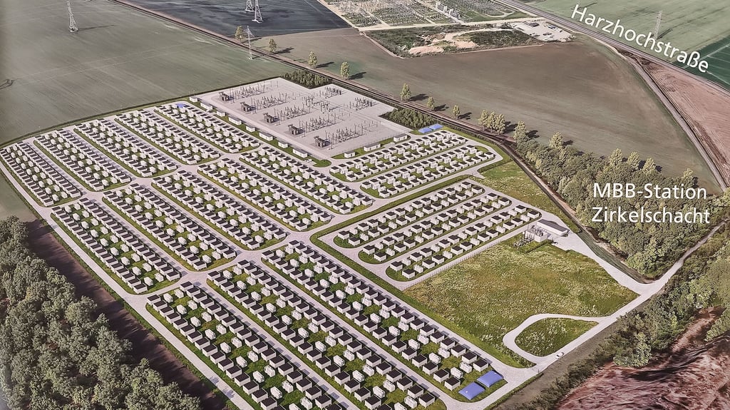 Eine Animation zeigt: An der B 180 hinter dem Umspannwerk in Klostermansfeld soll der Batteriegroßspeicher errichtet werden. 