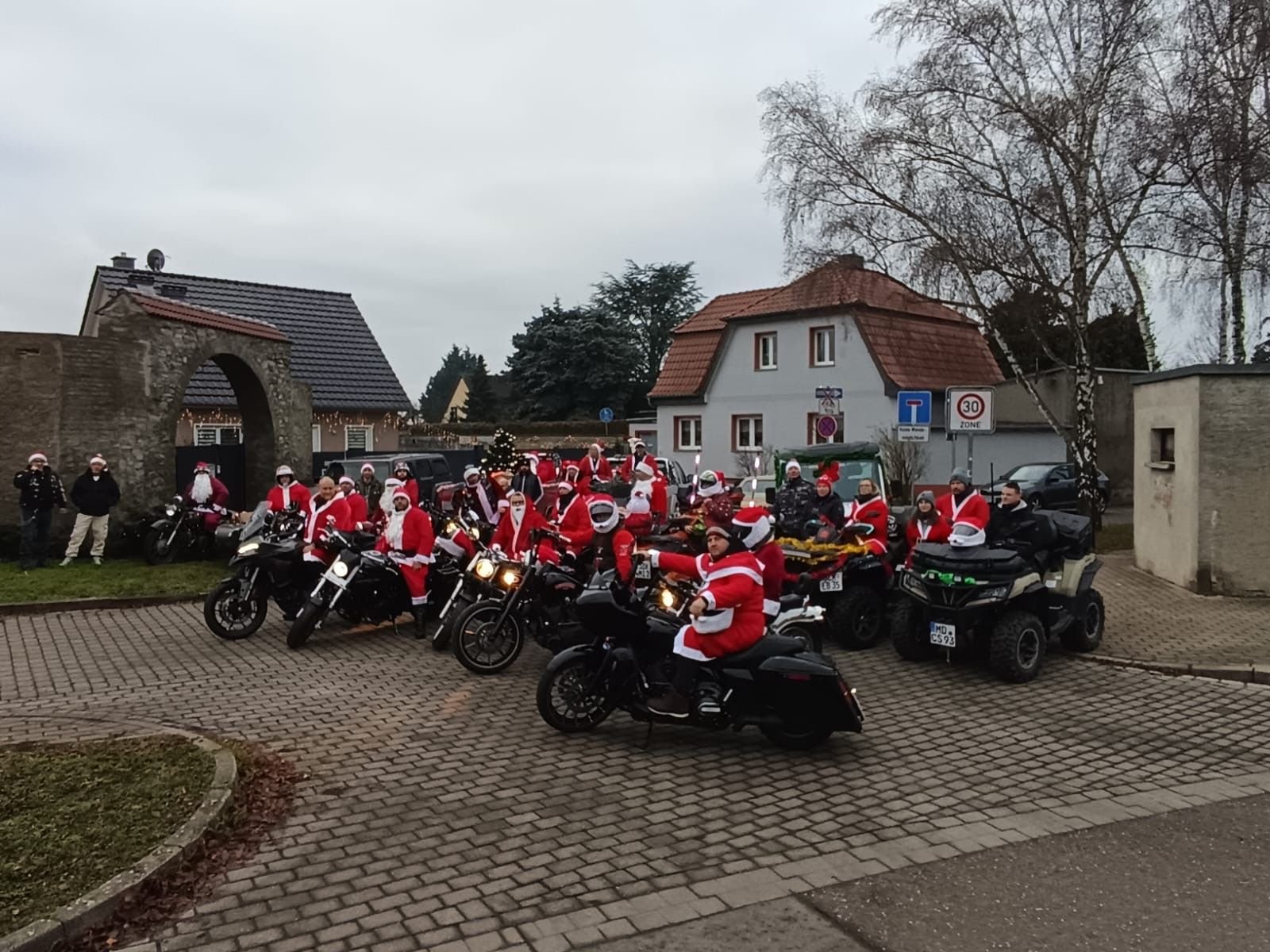 Biker bringen Spenden an Kinderheime vor Weihnachten im Salzlandkreis
