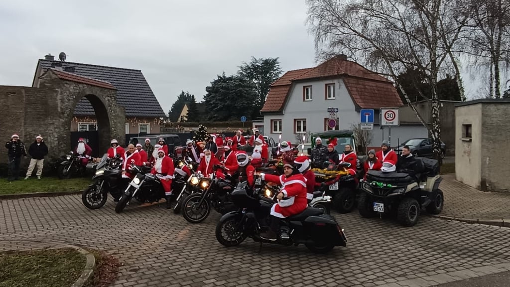 In passenden Weihnachtsmäntel besuchten die Biker4Youth Kindernheime in der Region.