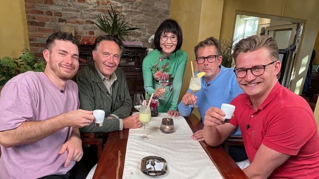 "Mein Lokal, Dein Lokal" aus Wernigerode: Huong Trute bewirtet im "Orchidea Huong" ihre Gäste, Felix, Meik, Huong, Alexander und Johannes (v.l.n.r.).