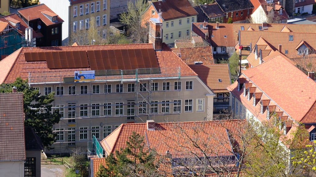 Die PV-Anlage mit ziegelroten Modulen auf dem Dach von Haus II der Blankenburger Stadtverwaltung.
