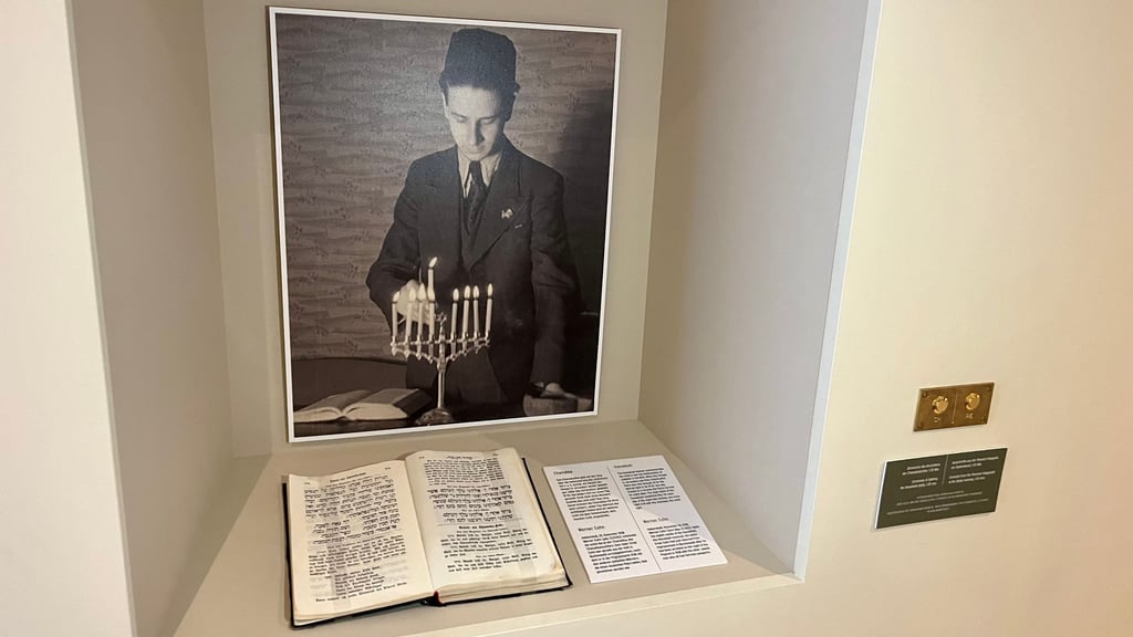 Das Bild zeigt Werner Cohn, der am 25. Dezember 1938 die achte Kerze der Chanukkia entzündet. Ausgestellt ist es im Berend-Lehmann-Museum in Halberstadt.