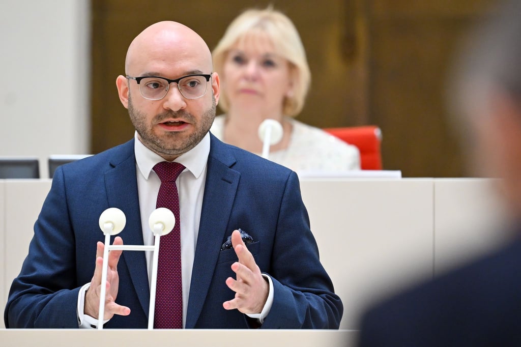 Brandenburgs Innenminister spricht zum Landesaufnahmegesetz.