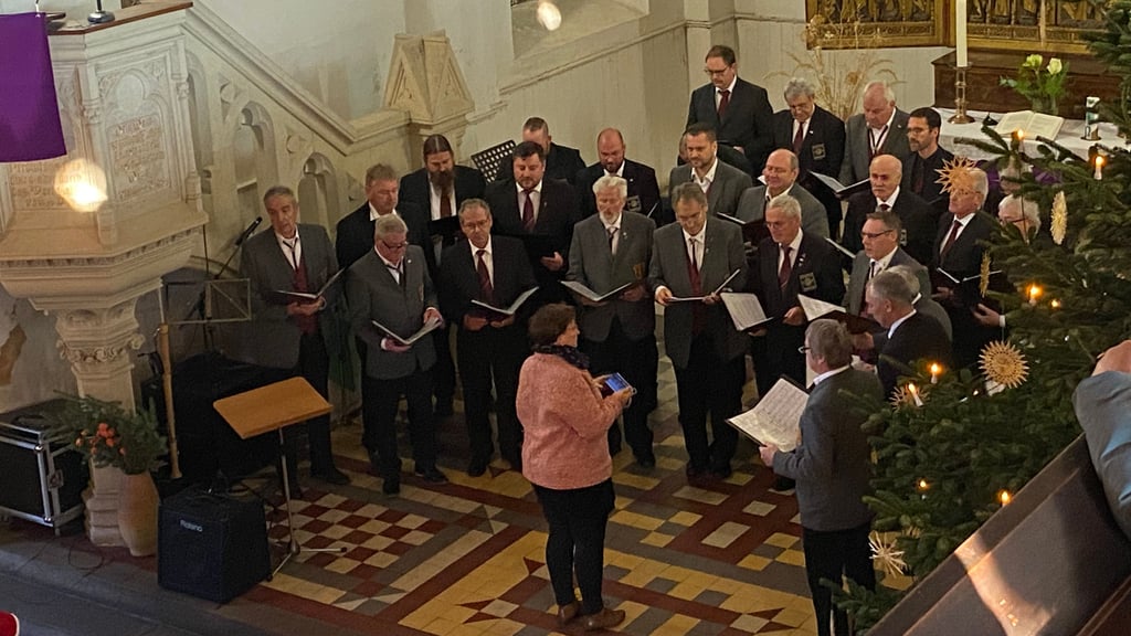 Der Männerchor „Concordia“ Kunrau und der MGV Jahrstedt-Germenau 1876 müssen sich spontan zusammentun, weil einige Mitgleider krankheitsbedingst ausgefallen waren.