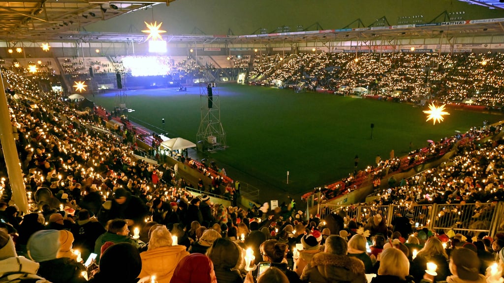Das Weihnachtssingen in Magdeburg im Stadion des 1. FC Magdeburg ist mittlerweile Tradition. 2025 findet es am 23. Dezember statt. Für alle, die nicht vor Ort sein können bietet die Volksstimme eine Live-Übertragung.&nbsp;