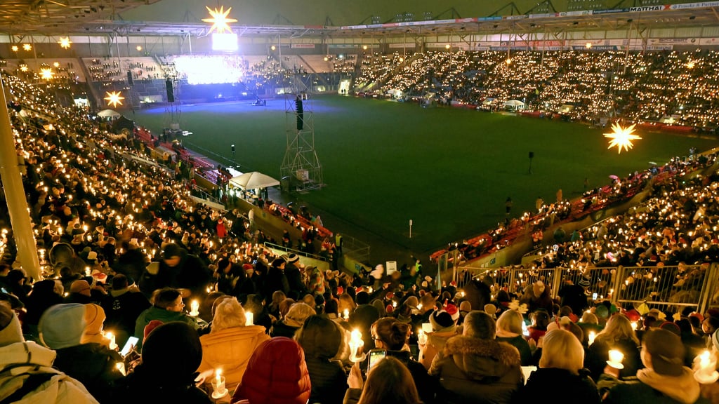 Das Weihnachtssingen in Magdeburg im Stadion des 1. FC Magdeburg ist mittlerweile Tradition. 2025 findet es am 23. Dezember statt.