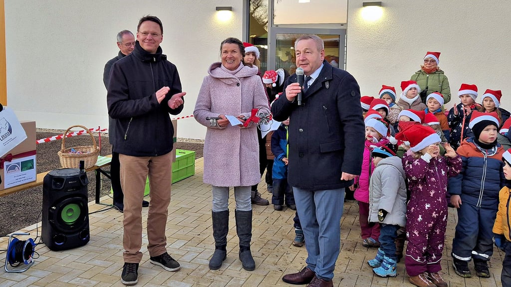 Leunas Bürgermeister Michael Bedla (r.) überreicht im Beisein von Zöschens Ortsbürgermeister Christian Groß (l.) den Schlüssel zur Kita an die Leiterin Heike Rehfeld.