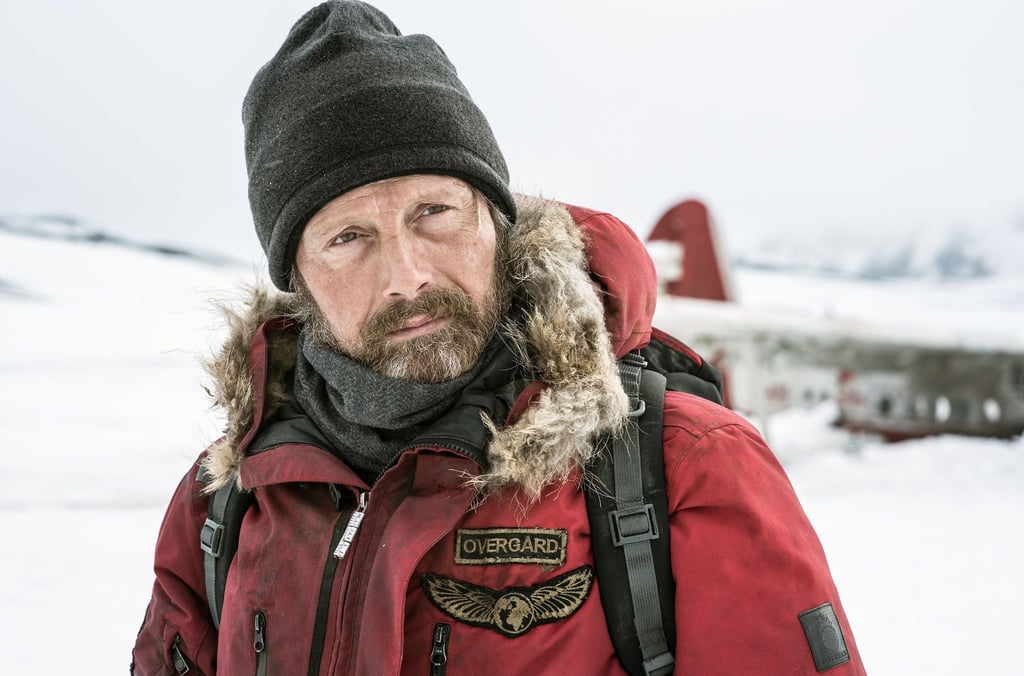 Arctic Pilot Overgård (Mads Mikkelsen) ist seit dem Absturz seines Flugzeugs in der Arktis auf sich allein gestellt.