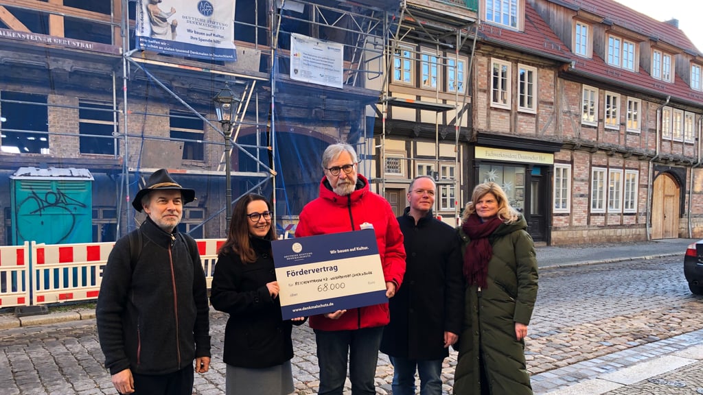 Die Deutsche Stiftung Denkmalschutz unterstützt die Zimmererarbeiten am Denkmal Reichenstraße 42  in Quedlinburg. Architekt Tobias Weyhe, Bauherrin Katja Sewerin, Ortskurator Klaus-Dieter Plate sowie Sven Löw und  Petra Gennari (v. l.)von der Bauverwaltung der Stadt bei der Scheckübergabe.